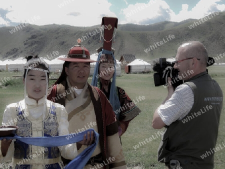 mongolei_kameramann filmt traditionelle begr?ssung