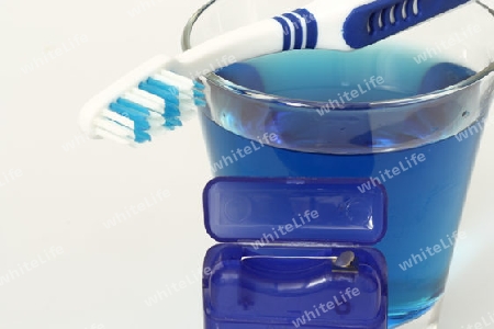 Zahnpflegeartikel auf hellem Hintergrund