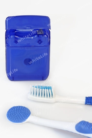 Zahnpflegeprodukte auf hellem Hintergrund