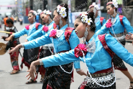 Eine traditionelle Tanz Gruppe zeigt sich an der Festparade beim Bun Bang Fai oder Rocket Festival in Yasothon im Isan im Nordosten von Thailand. 