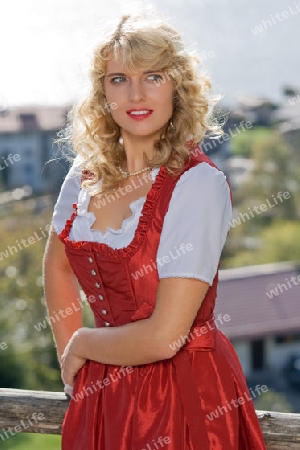 Bayerische Frau im Dirndl 