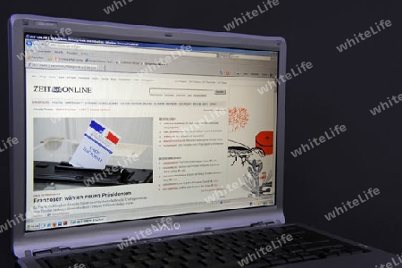 Website, Internetseite, Internetauftritt von Zeit online  auf Bildschirm von Sony Vaio  Notebook, Laptop