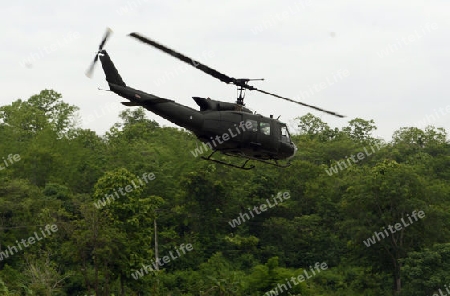 Ein Thai Armee Helikopter auf dem Flugplatz in Pai im norden von Thailand in Suedostasien.