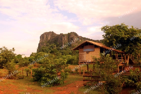 Die Huegellandschaft an der Landstrasse 12 zwischen der Stadt Tha Khaek und dem Dorf Mahaxai Mai in zentral Laos an der Grenze zu Thailand in Suedostasien.