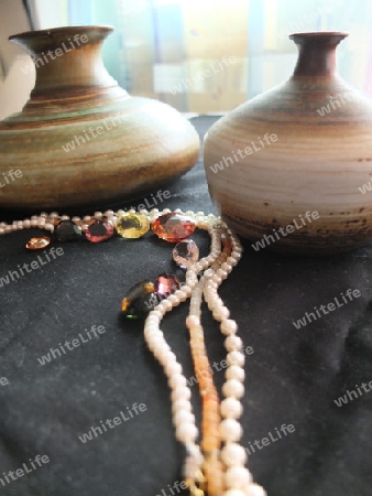 Vasen und Edelsteine und Perlen