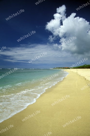 Der Strand der Kuta Beach im sueden der Insel Bali, Indonesien.