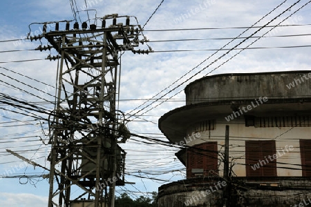 Stromleitungen in der Stadt Savannahet in zentral Laos an der Grenze zu Thailand in Suedostasien.