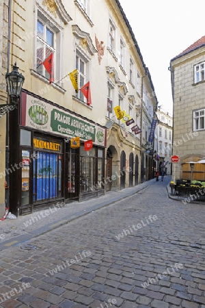 typische Gasse mit Gastronomie und Geschaeften im Altstaedter Ring, Altstadt, Prag, Boehmen, Tschechien, Europa