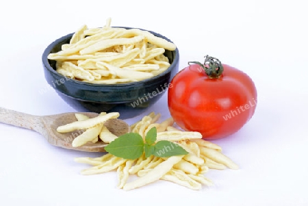  italienische Pasta, Fagiolini , Teigwaren , Nudeln, Tomate, Basilikum