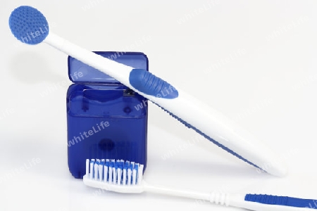Zahnpflegeprodukte auf hellem Hintergrund