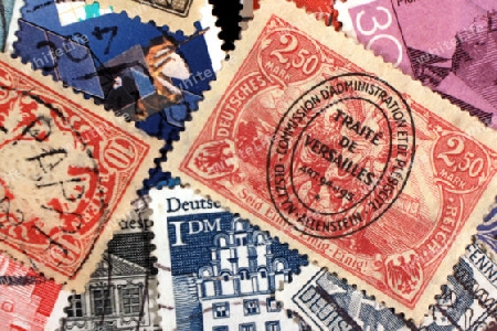 stapel deutscher briefmarken