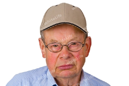 Senior mit Kappe freigestellt auf weissem Hintergrund