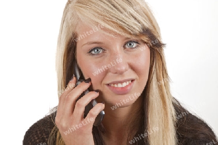 Junge Frau beim telefonieren - freigestellt auf wei?
