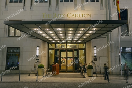 Eingang zum Ritz Carlton Hotel im Beisheim-Center abends , Potsdamer Platz, Berlin, Mitte, Deutschland, Europa, oeffentlicherGrund