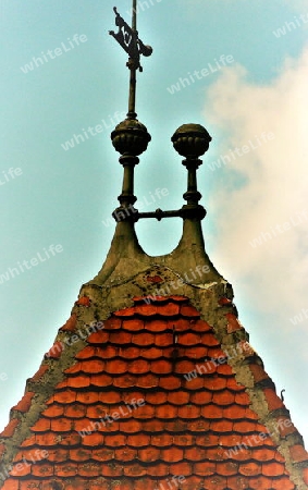 Turmspitze mit Wetterfahne aus Blech  einer alten Villa