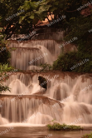 Die Landschaft mit einem Wasserfall beim Dorf Fang noerdlich von Chiang Mai im Norden von Thailand. 