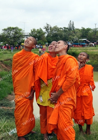 Menschen beobachten einen Raketenstart beim Bun Bang Fai oder Rocket Festival in Yasothon im Isan im Nordosten von Thailand. 