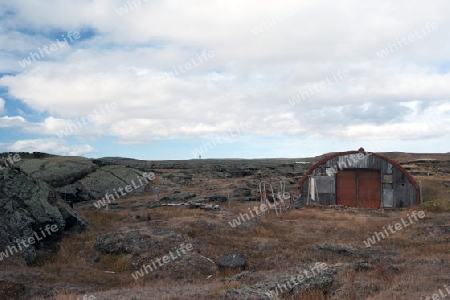 Der Nordosten Islands, Lavah?gel und eine alte H?tte am Rand eines alten Lavafeldes bei Reykjahl?? am Myvatn-See