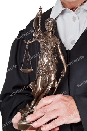 Juristin mit Justizia freigestellt auf weissem Hintergrund