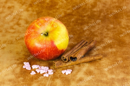 Apfel mit Zimtstangen auf rustikalen Hintergrund
