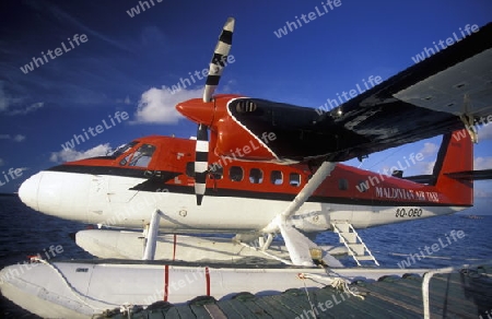 
Ein Wasserflugzeug in der Luft ueber den Inseln der Malediven im Indischen Ozean.  