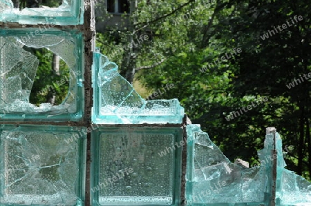 Glasbausteine aus einer Ruine