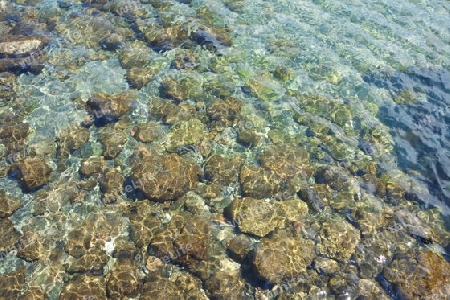 Steine  im klaren Meerwasser