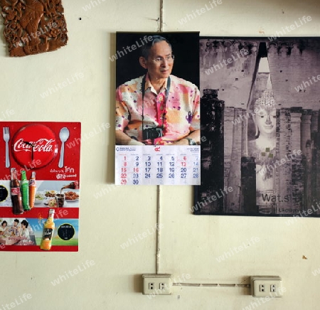 Ein Bild des Koenig Bhumibol Adelyadej von Thailand ist in der Stadt Sukhothai im Norden von Thailand allgegenwertig.