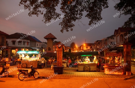 Das Altstadt Zentrum mit dem Nachtmarkt Platz am Grenzfluss Mekong River in der Stadt Tha Khaek in zentral Laos an der Grenze zu Thailand in Suedostasien.