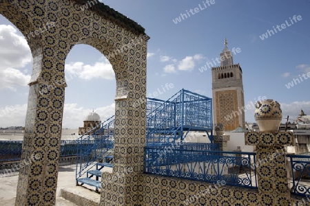 Die Moschee Zaytouna oder Grosse Moschee im Souq oder Bazzar in der Altstadt  von Tunis am Mittelmeer in Tunesien in Nordafrika..