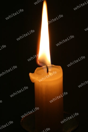 Kerze mit Flamme im Dunkeln