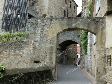 Torbogen in alter Stadtmauer