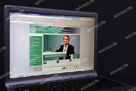Website, Internetseite, Internetauftritt des Deutschen Fussballbundes DFB  auf Bildschirm von Sony Vaio  Notebook, Laptop