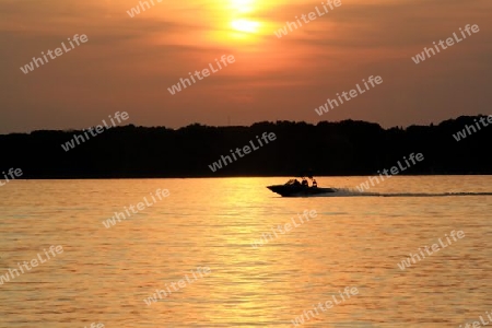 motorboot bei sonnenuntergang auf dem berliner wannsee