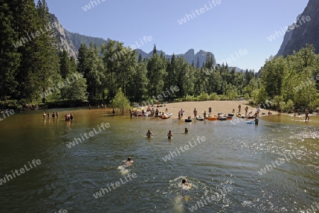 Touristen baden im Merced River im Yosemite Nationalpark, Kalifornien, USA