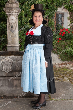 Attraktive Dame in einem traditionellen Tracht vom Berchtesgadener Land