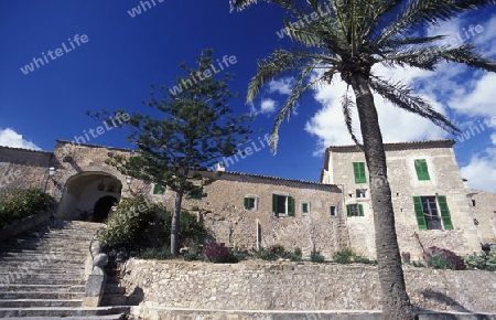
Der Innenhof des Kloster Santuario de Sant Honorat auf dem Berg Puig de Randa im Zentrum der Insel Mallorca einer der Balearen Inseln im Mittelmeer.  