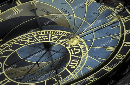 Die Astronomische Uhr auf dem Old Town Square in der Altstadt von Prag der Hauptstadt der Tschechischen Republik.  