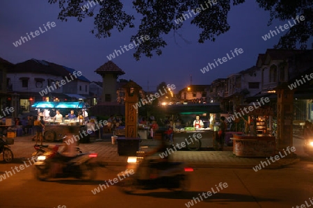 Das Altstadt Zentrum mit dem Nachtmarkt Platz am Grenzfluss Mekong River in der Stadt Tha Khaek in zentral Laos an der Grenze zu Thailand in Suedostasien.