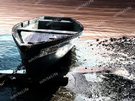 Verlassenes Ruderboot am Ufer in Falschfarben 2