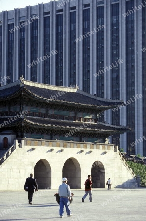 Die Skyline im Zentrum mit einem Tempel des Toksugung Palace in der Hauptstadt Seoul in Suedkorea in Ost Asien.