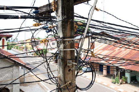 Stromleitungen in der Stadt Savannahet in zentral Laos an der Grenze zu Thailand in Suedostasien.