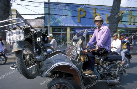 Asien, Vietnam, Mekong Delta, Cantho
Ein Motorrad Transport auf einer Strasse in der Stadt Ho Chi Minh City oder Saigon in Sued Vietnam.      



