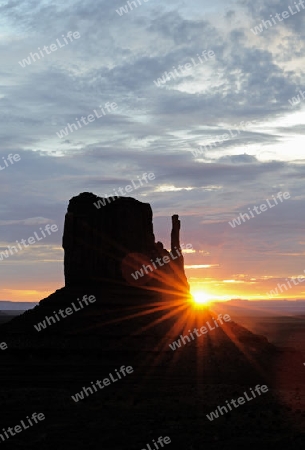 "West Buttes" bei Sonnenaufgang, Monument Valley, Arizona, USA