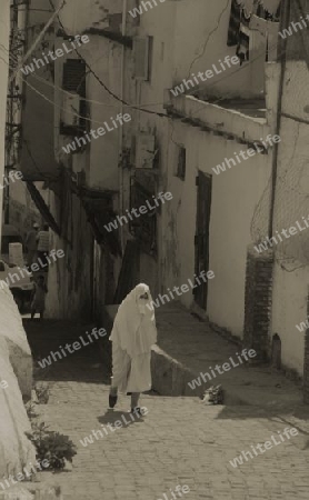Verschleierte Frau in Algiers Kasbah