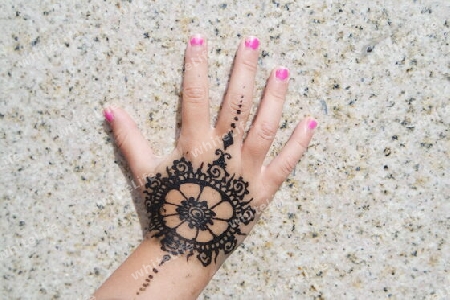 Mädchen Hand bemalt mit Henna