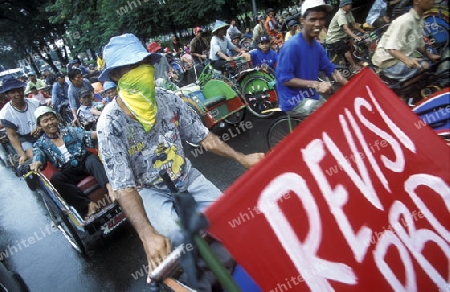 Riksha Taxi Fahrer bei einem Streik in der Innenstadt von jakarta der Hauptstadt von Indonesien.  (KEYSTONE/Urs Flueeler)