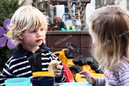 Kinder essen mit Blickkontakt