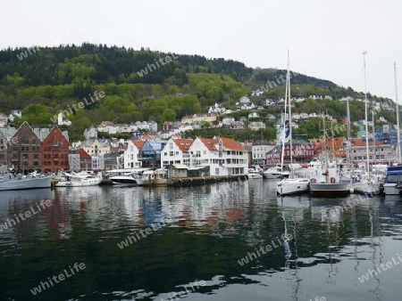 Bergen mit Hafen und Floyen Berg, Norwegen.