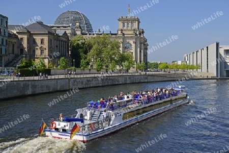 Fahrgastschiff auf der Spree im Regierungsviertel, Reichtagsgebaeude, Berlin, Deutschland, Europa 